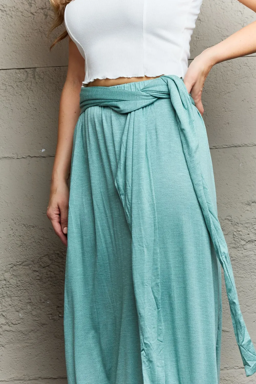 *APP EXCLUSIVE* Criss Cross Halter Neck Maxi Dress