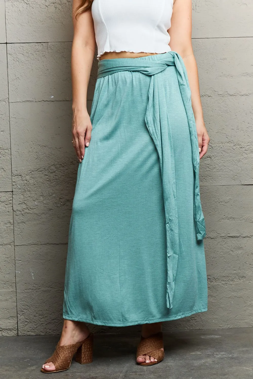 *APP EXCLUSIVE* Criss Cross Halter Neck Maxi Dress