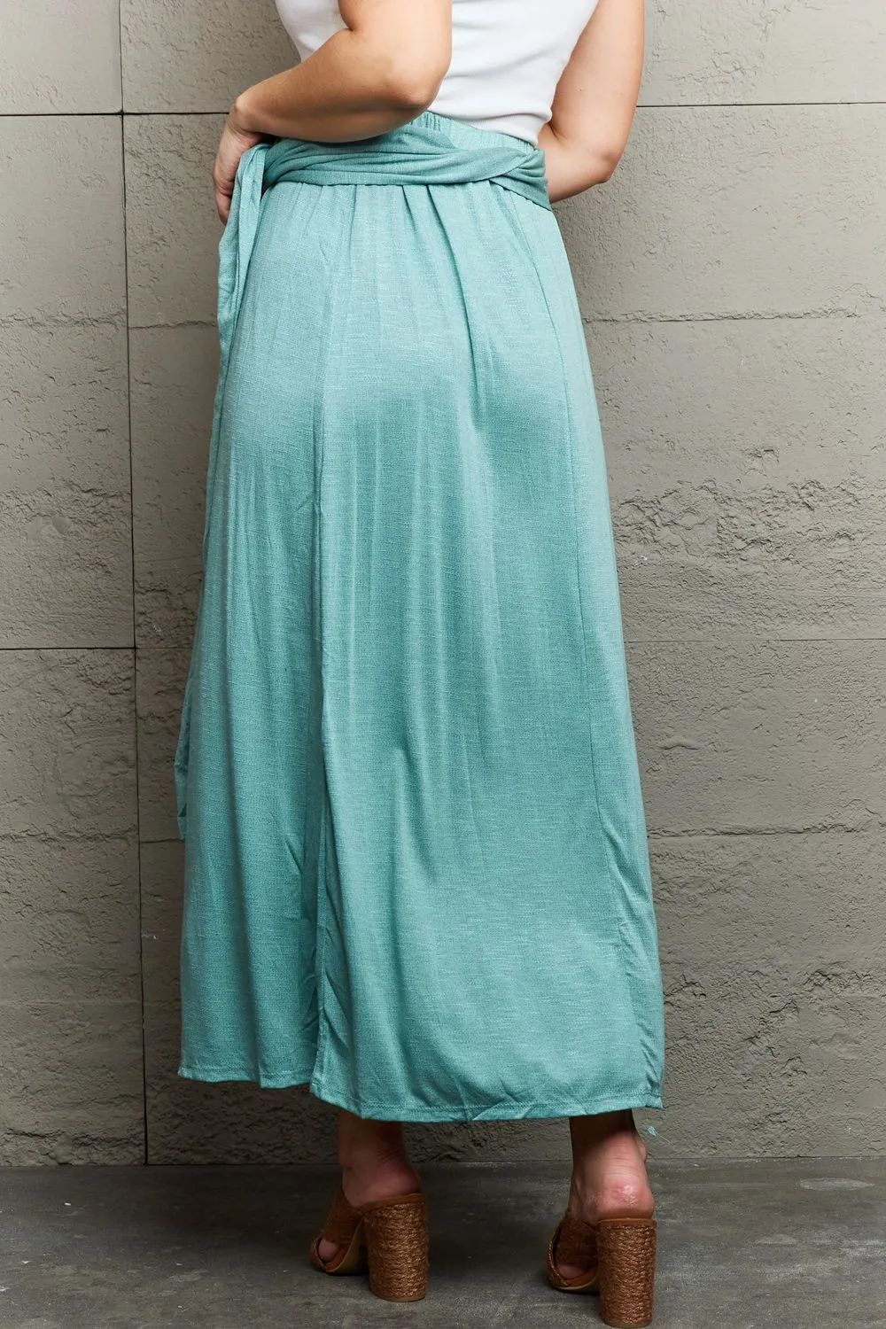 *APP EXCLUSIVE* Criss Cross Halter Neck Maxi Dress